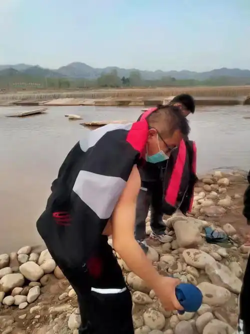 邯郸俩快递小哥跳河救出轻生女孩