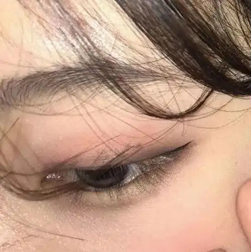 女头部位头像短发颧骨