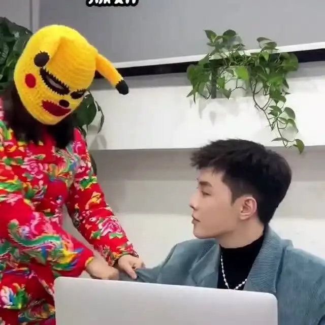 女生穿着奇葩的服饰接上司男友下班,吓到他,恨不得到个地缝钻进去