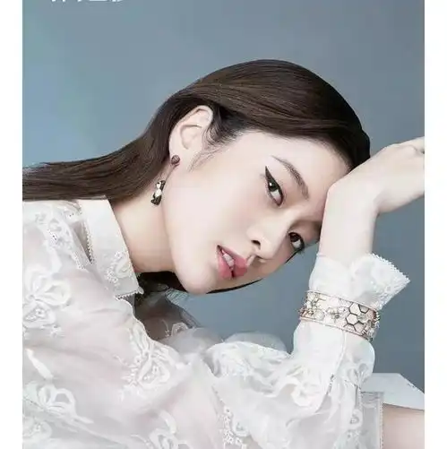 女生白色简约头像张雪迎