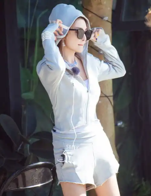 张雨绮真不让女的生存阿姨年纪穿减龄装,这少女模样谁不可以