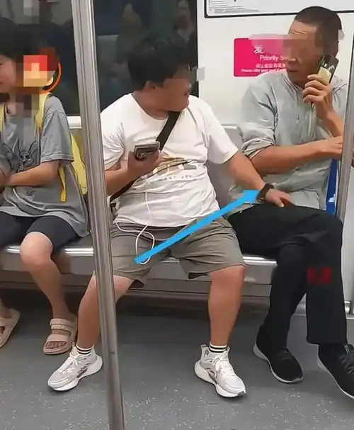 震惊杭州地铁上演反向猥亵,女子竟对大爷多次侵犯隐私,网友神评引爆笑点