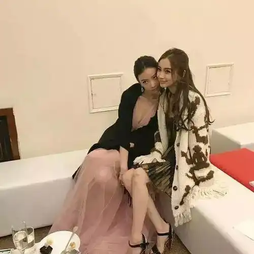 baby和倪妮撕出闺蜜情但四小花旦同框时俩人还很冷漠啊...