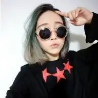 求一个原宿的头像是个女的戴着帽子头发好像是一半黑一半墨绿的表情呆萌嘴巴微张