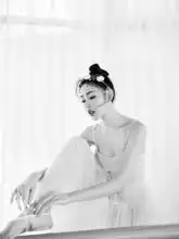 女星与芭蕾相遇,刘诗诗气质佳景甜小仙女,迪丽热巴明艳又大方