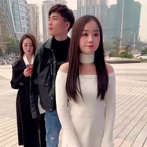 排队时小伙的暖心举动,美女却毫不领情,这年头好人难做