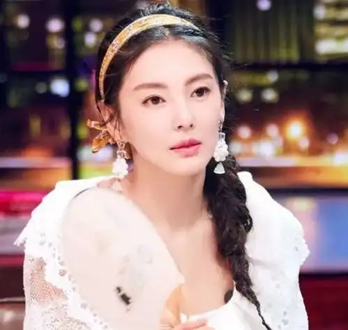 张雨绮内心是小女生,被李柄熹示爱方式感动,网友们却不关心