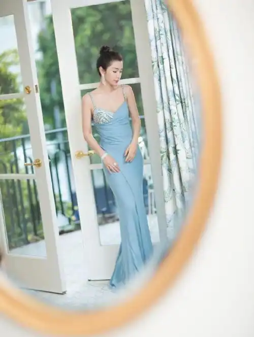 李冰冰是吃了防腐剂吗,淡蓝色裙子显出好身材,这搭配也是厉害