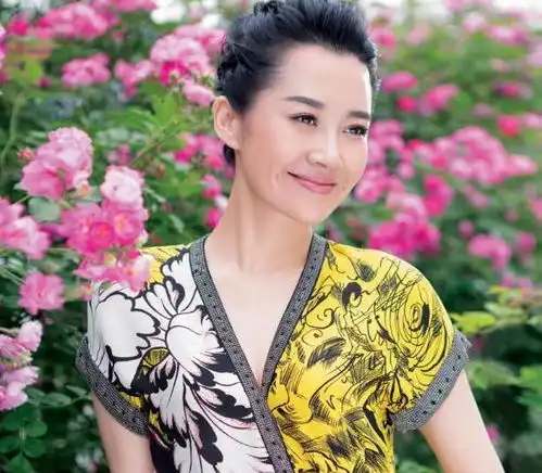 他曾与许晴相恋2年,却爱上小8岁超模,今家庭美满许晴却依然单身