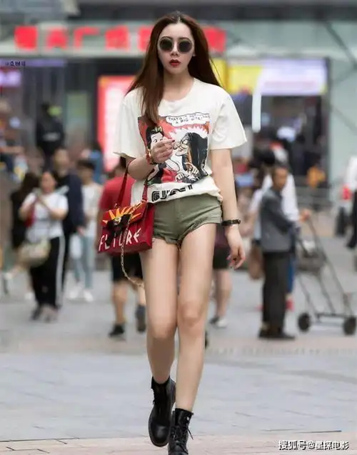 美丽迷人靓丽的美女街拍明媚动人的美女,塑造腿部线条的美女街