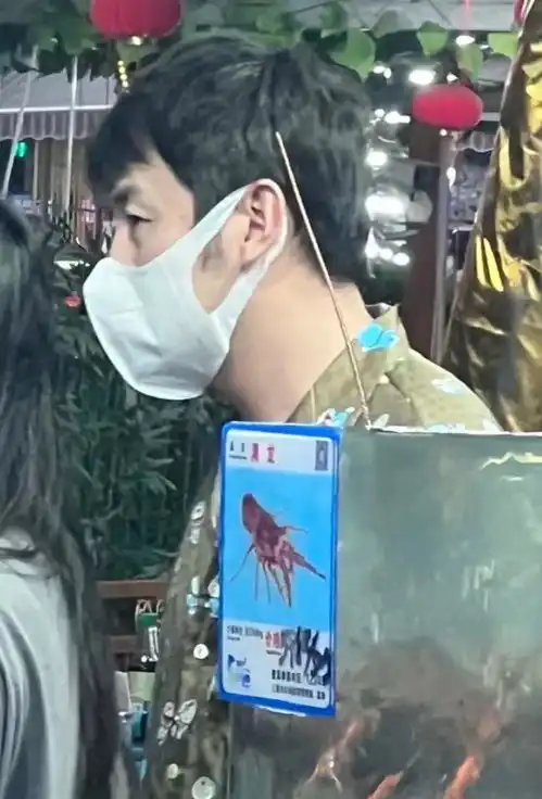 雷佳音三亚度假被偶遇,身穿超7000元短袖,与美女老婆同框如父女