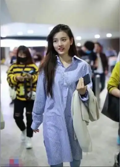 宋祖儿方否认与阮经天恋情宋祖儿现身嘟嘴卖萌任网友拍视频,网友小美女,你也