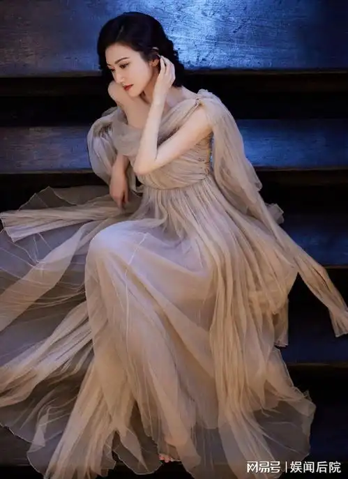 景甜穿粉色纱裙仙气飘飘抬手撩发魅力满分