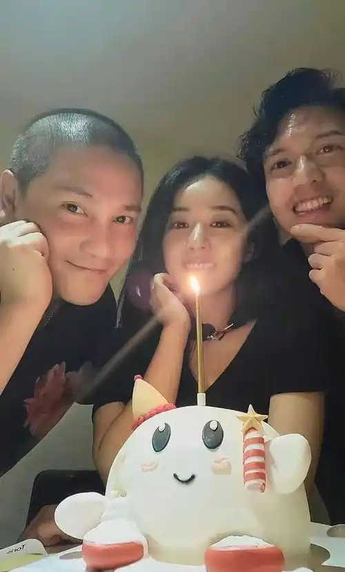 赵丽颖晒庆生照太让人意外与男友人嘟嘴亲密合影,土妞变潮达人