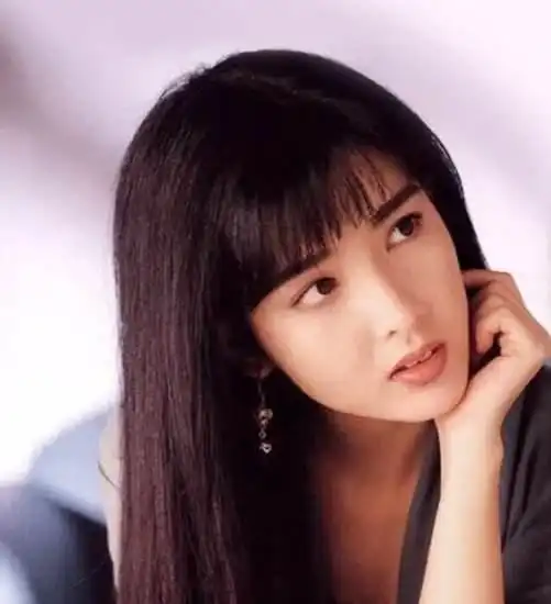 不愧是香港最让人难忘的美女,和张曼玉张敏合照却不落下风