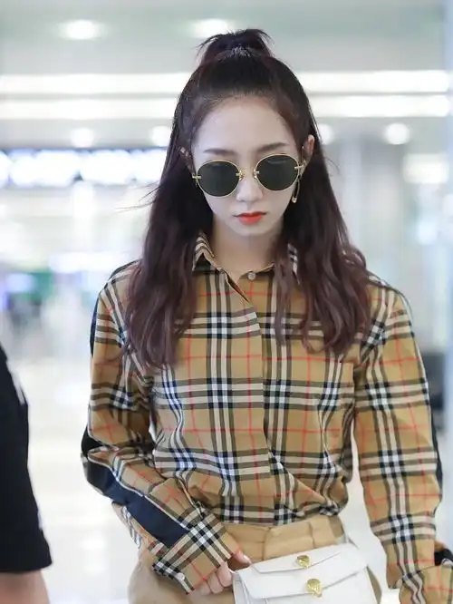 孟美岐一改暗黑系风格,穿条纹百褶裙巴黎看秀,演绎清新校园风