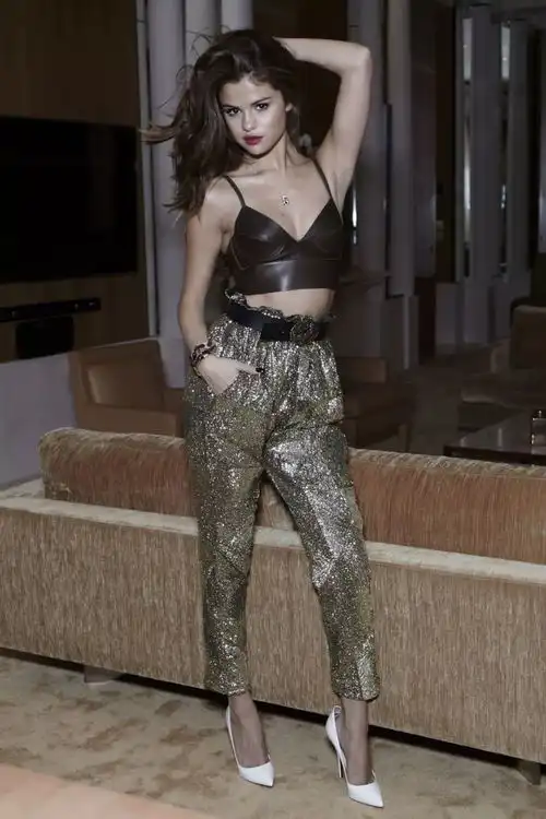 她是ins最红的女明星,微胖身材也能穿出高级少女感