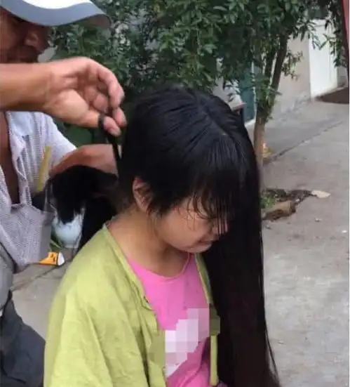 学校要求男女同学发型统一,女学生被迫剃头直掉泪,家长支持
