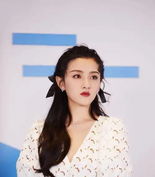 宋祖儿的风格越来越成熟,一身碎花v领连体裤穿搭,美到不敢相信