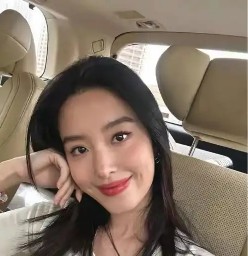 杨采钰晒北京300平的大平层豪宅,自称单身一人住,1亿元的画抢镜