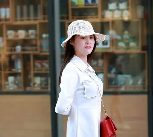 街拍仙气飘飘的黑裙美女迎面而来,让人轻松忘记夏日的炎热