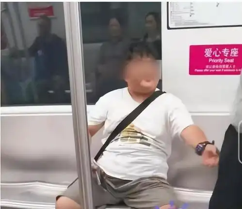 奇葩,地铁女子竟然摸大爷隐私部位,被吓到后提前下车