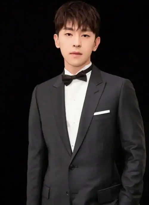 6位男明星西装造型,吴亦凡第三,朱一龙第二,第一实至名归款式