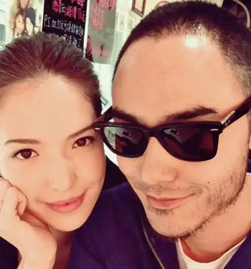 40岁阮经天公布恋情,甜蜜认爱圈外女友,台媒曝有闪婚可能