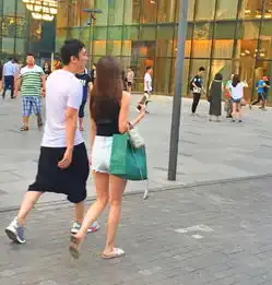 王思聪带女伴逛街网友老公天天换女友不累吗