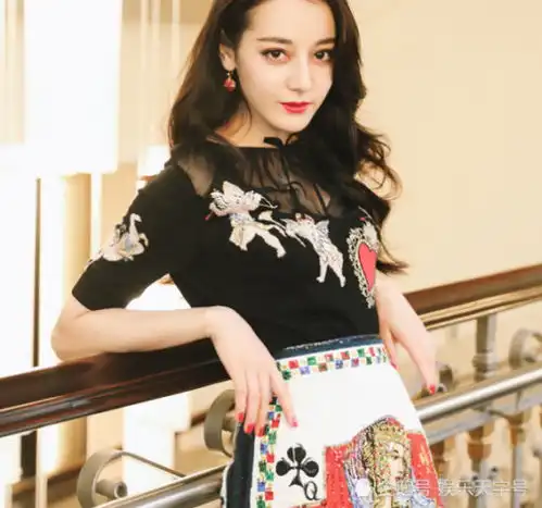 迪丽热巴把扑克玩到了米兰时装周上,惊艳变身梅花女王