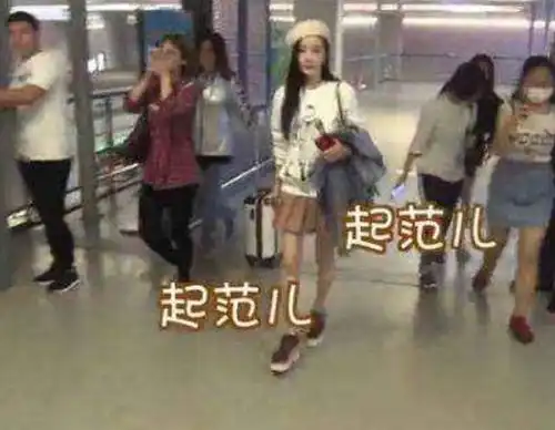 李小璐出轨门后首现身躲在她妈妈身后,不敢见人