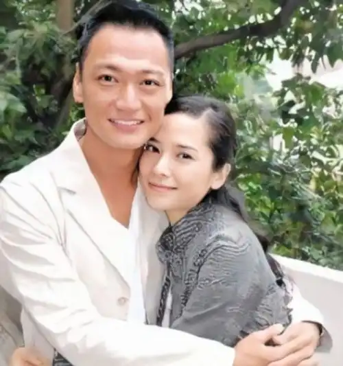 女生头像手捧花陶大宇