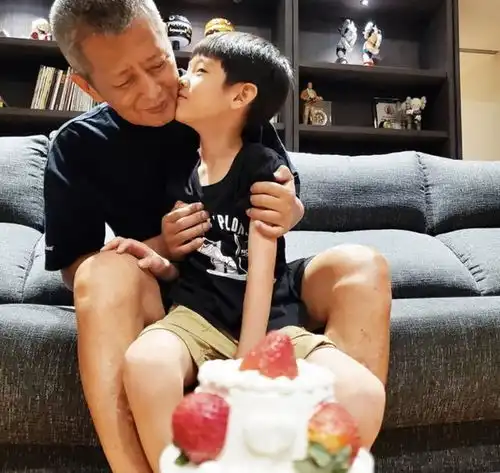 黄鸿升爸爸过60大寿,女友峮峮替黄爸庆生还原全家福