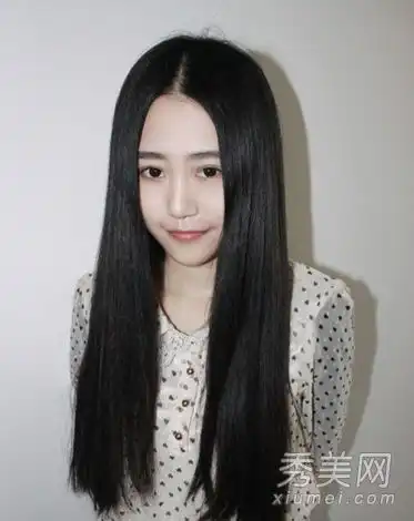 好看的清纯美女女学生的发型引领精致漂亮的学术风格