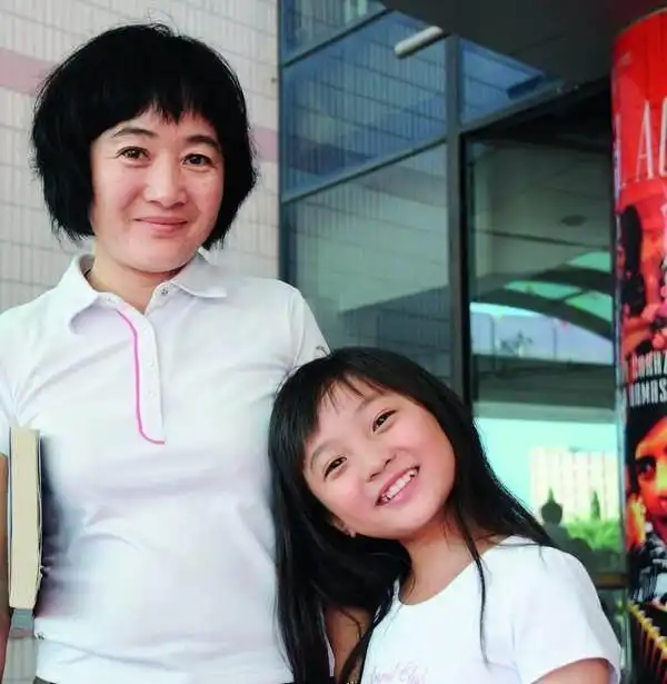 小时候甜美可爱的林妙可,如今造型奇葩一言难尽,她妈妈该负全责
