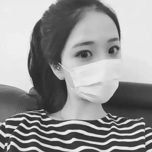 黑白头像,始终低着头,在寻找一样东西,原来,我在寻找自己