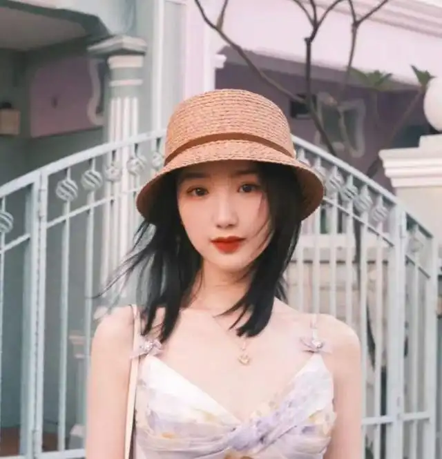 37岁毛晓彤美得开怪穿碎花裙如仙女下凡,满脸胶原蛋白嫩似20岁