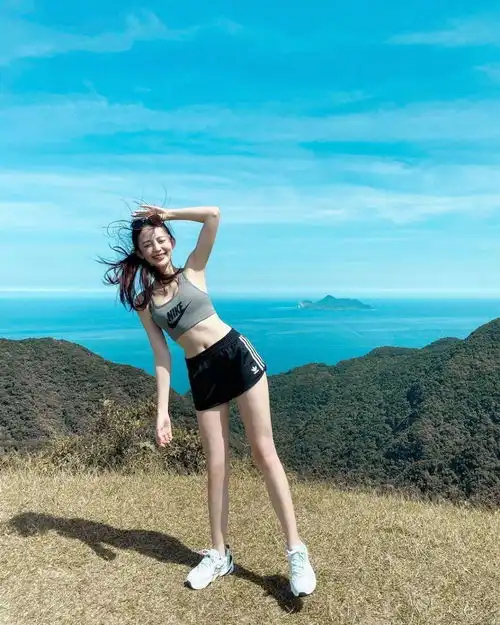 长腿美女是一道亮丽的风景