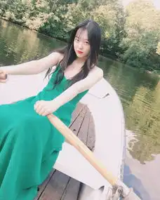 组图雪莉穿吊带连衣裙出游少女感爆棚与外国友人大方自拍笑容甜