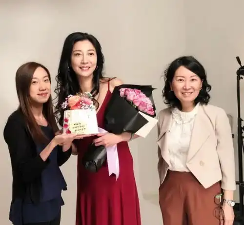 当年令成龙着迷的女人,这次拍了一组照片,终于明白了