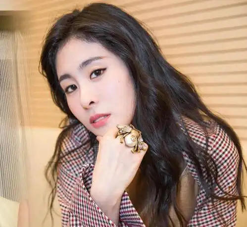 女生狼尾头像张碧晨