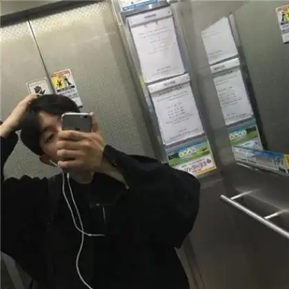 qq头像男生手机控挡脸,其实长的这帅没必要挡住脸