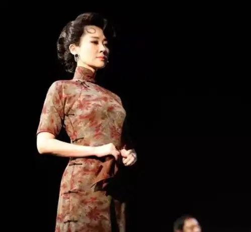 50岁杨钰莹现身理发店,对镜头飞吻声音超嗲,被勒到脖子连忙叫停