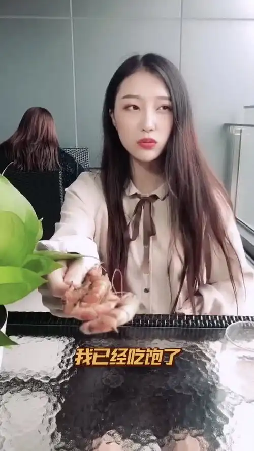 美女太机智了这虾一人一半的真好