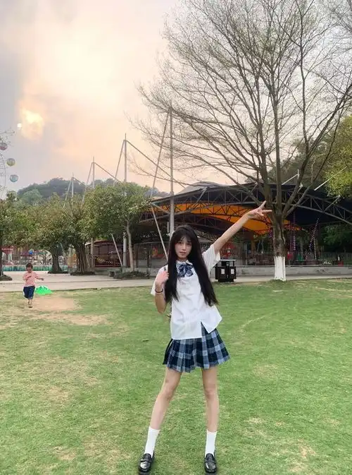 穿jk甜美可爱高挑小美女