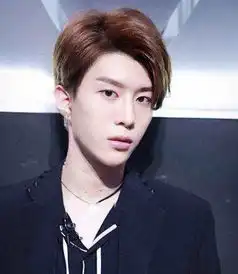 小时候的范丞丞脸胖乎乎还戴眼镜,而李晨七八岁时就已经很霸气了