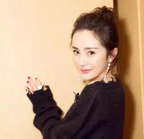 陈妍希涂白色,安以轩涂裸色,新娘美甲到底应该怎么做