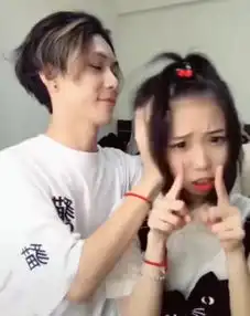 抖音上又一对情侣火了,看了女生的长相之后,网友男生口味有点重