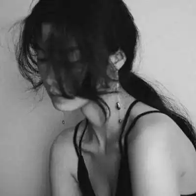 黑白头像女伤感侧脸暗黑系头像女高冷