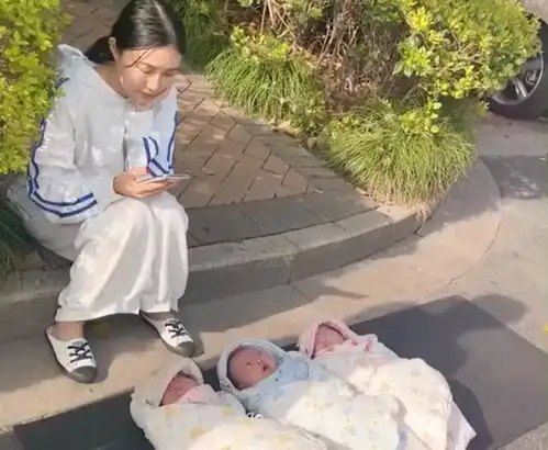 上海女子带3胞胎下楼晒太阳,邻居围观不舍得走,一番话逗乐网友